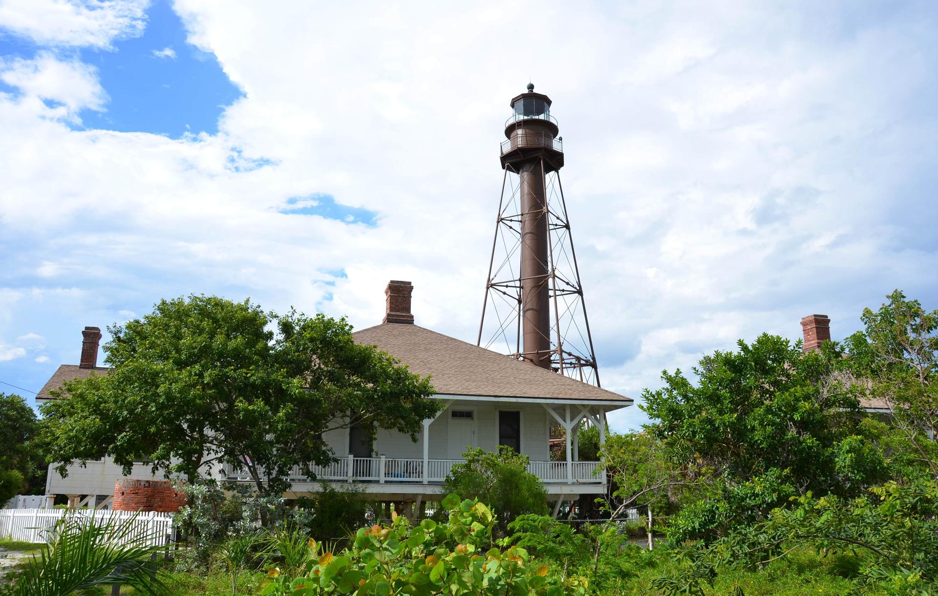 Das Sanibel Lighthouse und seine Umgebung. Bildnachweis [Lewis Brian Day](https://commons.wikimedia.org/wiki/File:Sanibel_Island_Light,\_September_2014.jpg) lizenziert unter [CC BY-SA 4.0](https://creativecommons.org/licenses/by-sa/4.0/deed.en)